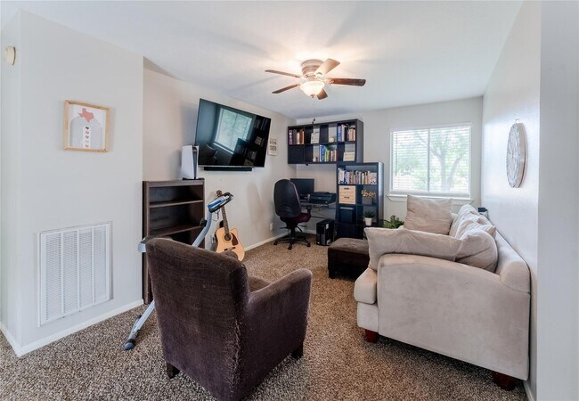 Building Photo - 3022 Norwich St