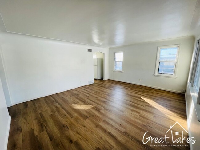 Building Photo - Beautiful 2 Bedroom 1 Bathroom now availab...