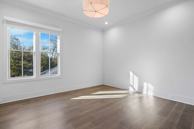 Building Photo - 3311 Skyline Dr