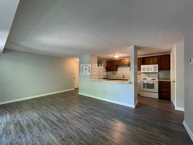 Building Photo - **MOVE IN SPECIAL!**Beautiful 2 Bed 2 Bath...