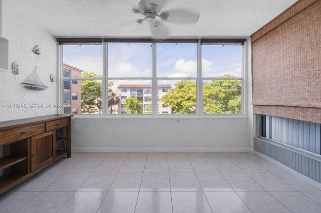 Building Photo - 2861 Somerset Dr