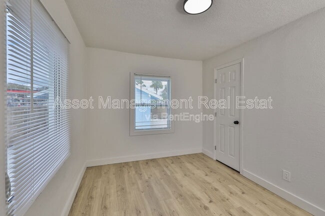 Building Photo - 875 53rd Terrace N