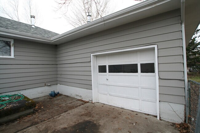 Building Photo - Single Family Home off Frontage Rd!