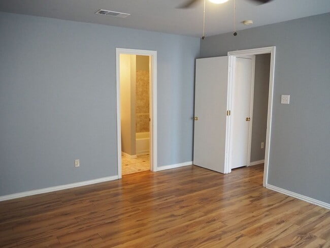 Building Photo - 1000 Waterview Dr