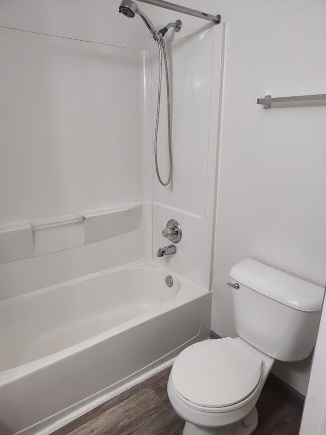 Building Photo - ALL PROSPECTIVE TENANTS MUST SUBMIT A $58 NON-REFUNDABLE APPLICATION FEE PER APPLICANT ONLINE AND...