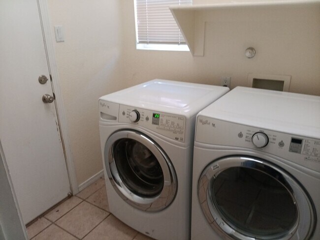 Building Photo - 3 Bedroom, 3 Bathroom Home! Schedule a Showing Today!