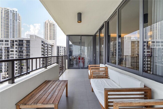 Building Photo - 520 Brickell Key Dr