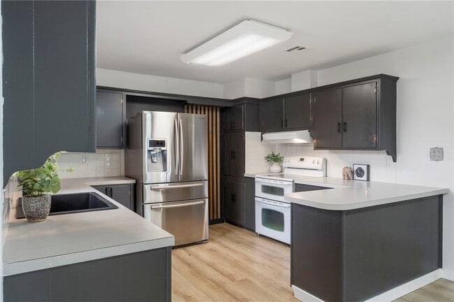 Building Photo - 701 NW Ford Ln