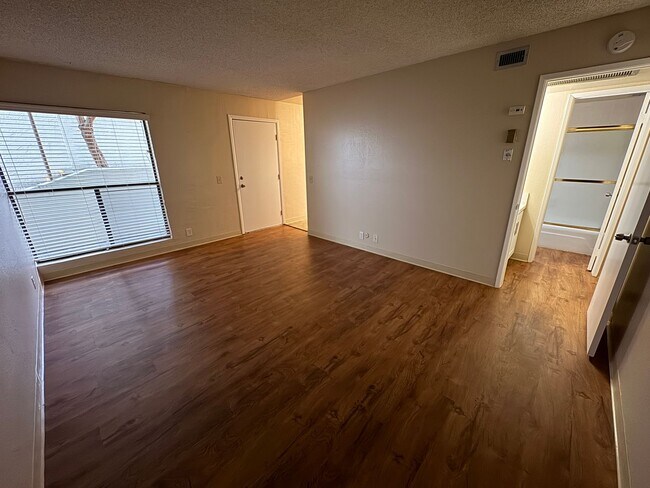 Building Photo - Spacious One-Bed One-Bath Condo Located At...