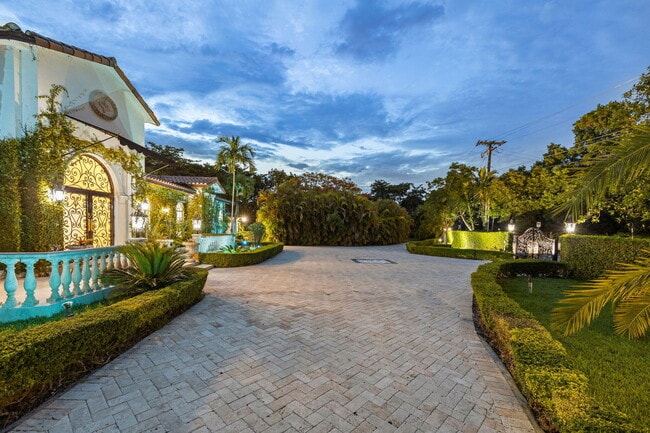 Building Photo - 12300 Old Cutler Rd