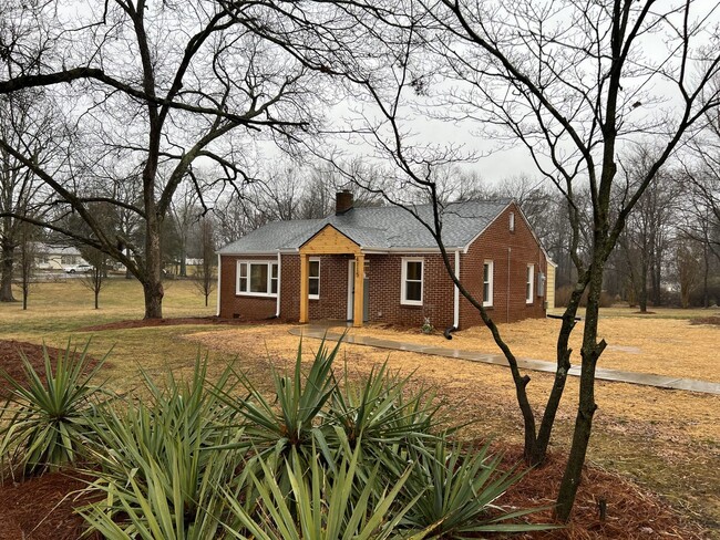 Primary Photo - Charming Renovated Summerfield Cottage