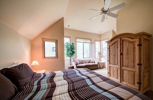 Building Photo - Fully Furnished Eaglewood Condo in Sunriver – Pool, Golf & Trails at Your Doorstep