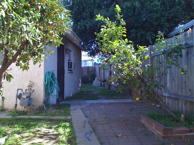 Building Photo - 2556 W Ramona Rd