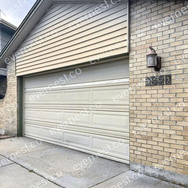 Building Photo - Beautiful 4-Bedroom Home with Modern Comfo...