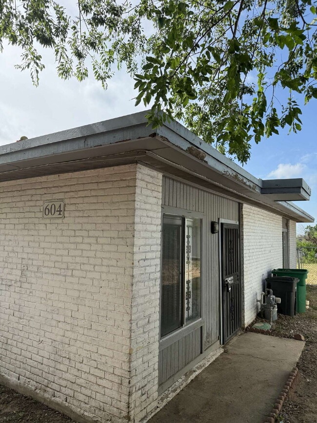 Building Photo - Affordable One Bed/One Bath in a Duplex