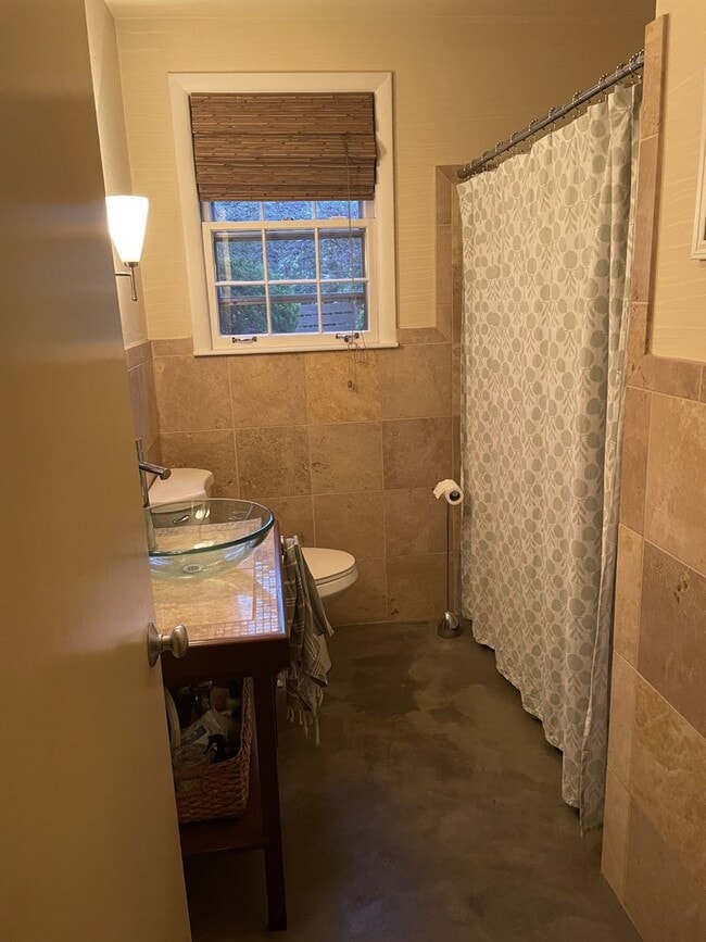 Building Photo - This gem is situated and Lovely 3BE/2BA on a quiet street in Warner Park