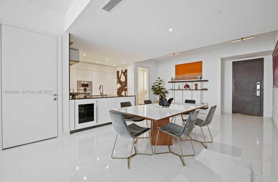 Building Photo - 300 Biscayne Boulevard Way