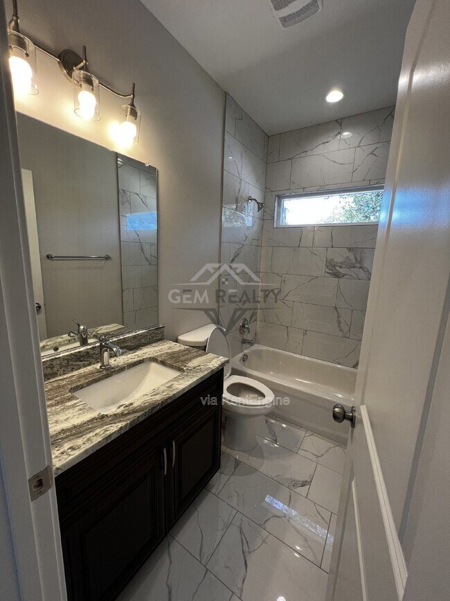 Building Photo - 38 Meadow View Ln