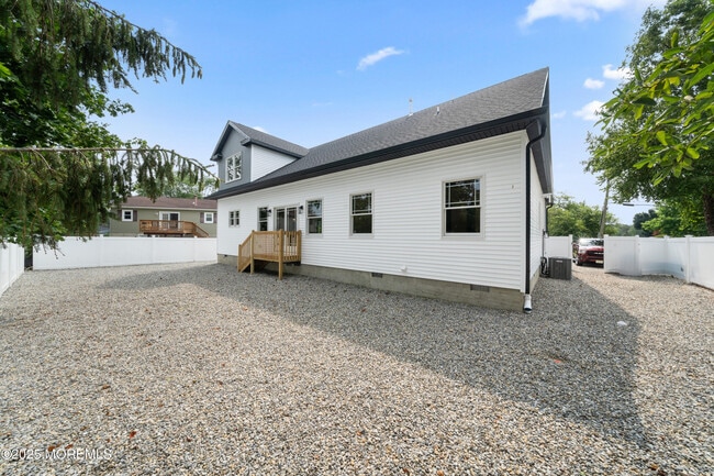 Building Photo - 10 Horner Ln