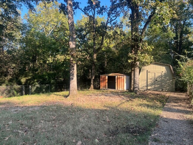 Building Photo - 1211 Essex Ln