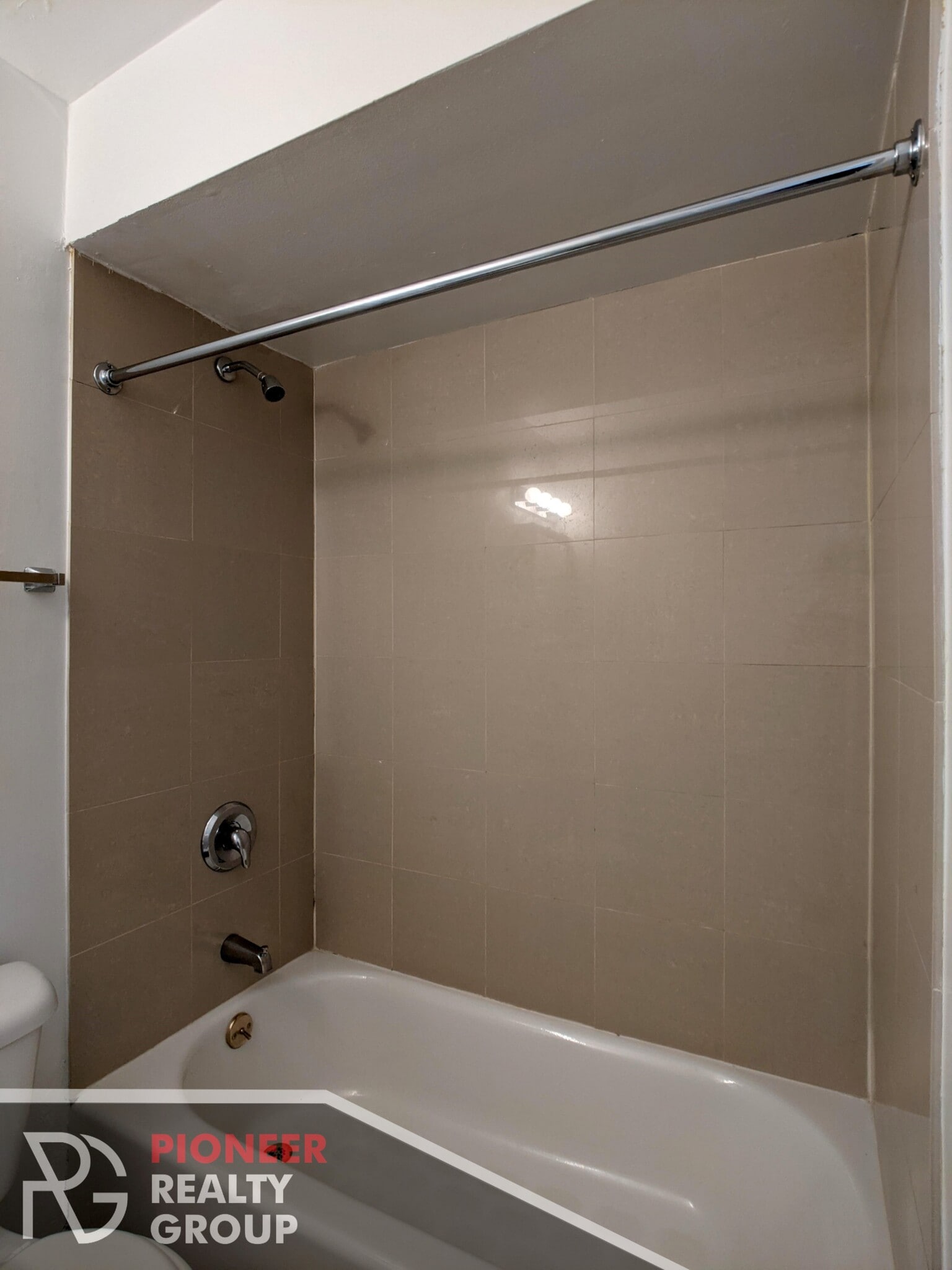 Building Photo - 524 W Oakdale Ave