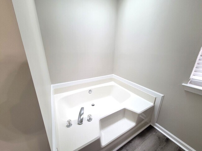 Building Photo - Large 2 Story Near The Airport and I-485