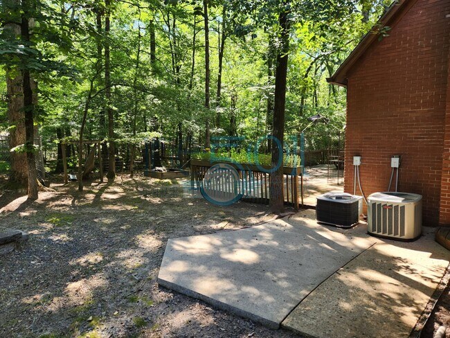 Building Photo - RARE exquisite home on acreage in the heart of West Little Rock!