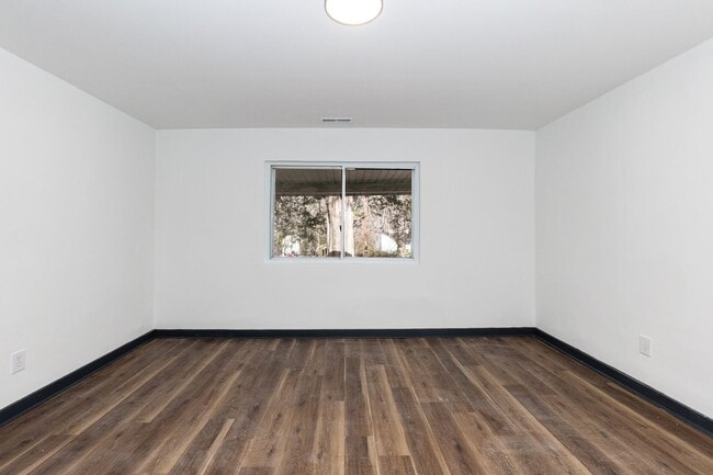 Building Photo - Spacious Three Bedroom Remodeled Home!