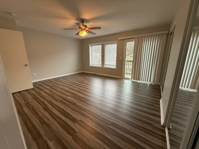 Building Photo - Townhome