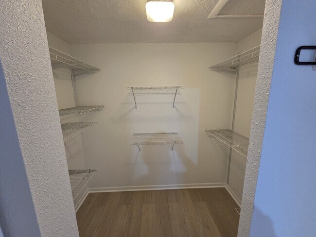 Building Photo - 606 Lakespur Ln