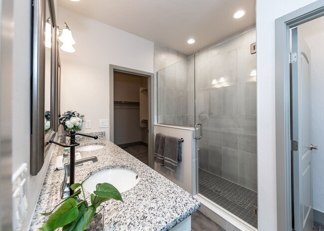 Building Photo - 2 Bedroom Luxury townhome