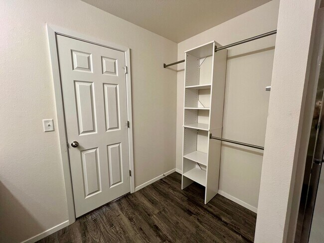Building Photo - 8109 Dogwood Dr