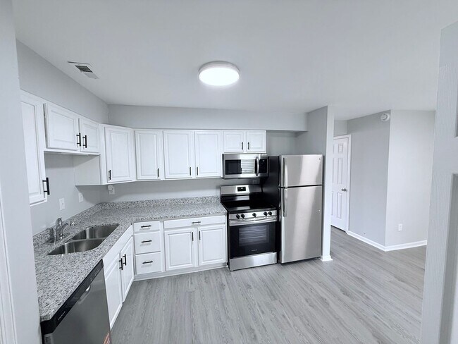 Building Photo - Modern Comfort Meets Convenience – Renovat...