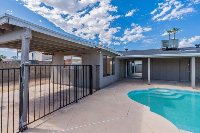 Building Photo - 4501 W Cinnabar Ave