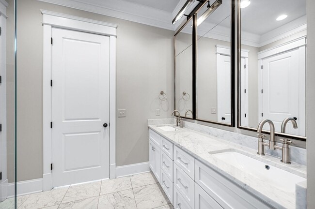 Building Photo - Stunning 4BE/3.5BA home in the heart of Gr...