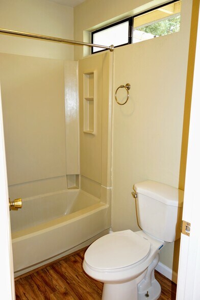 Master bedroom full bath - 983 Hacienda Circle