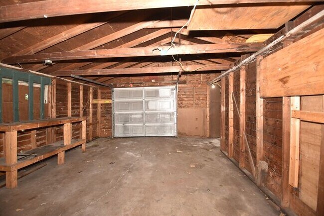 Building Photo - Mishawaka 1/2 story 3 bedroom single-family home with garage