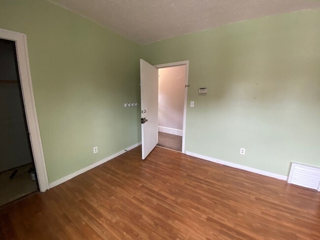 Building Photo - Updated 2 bed/1 bath Duplex for Rent!