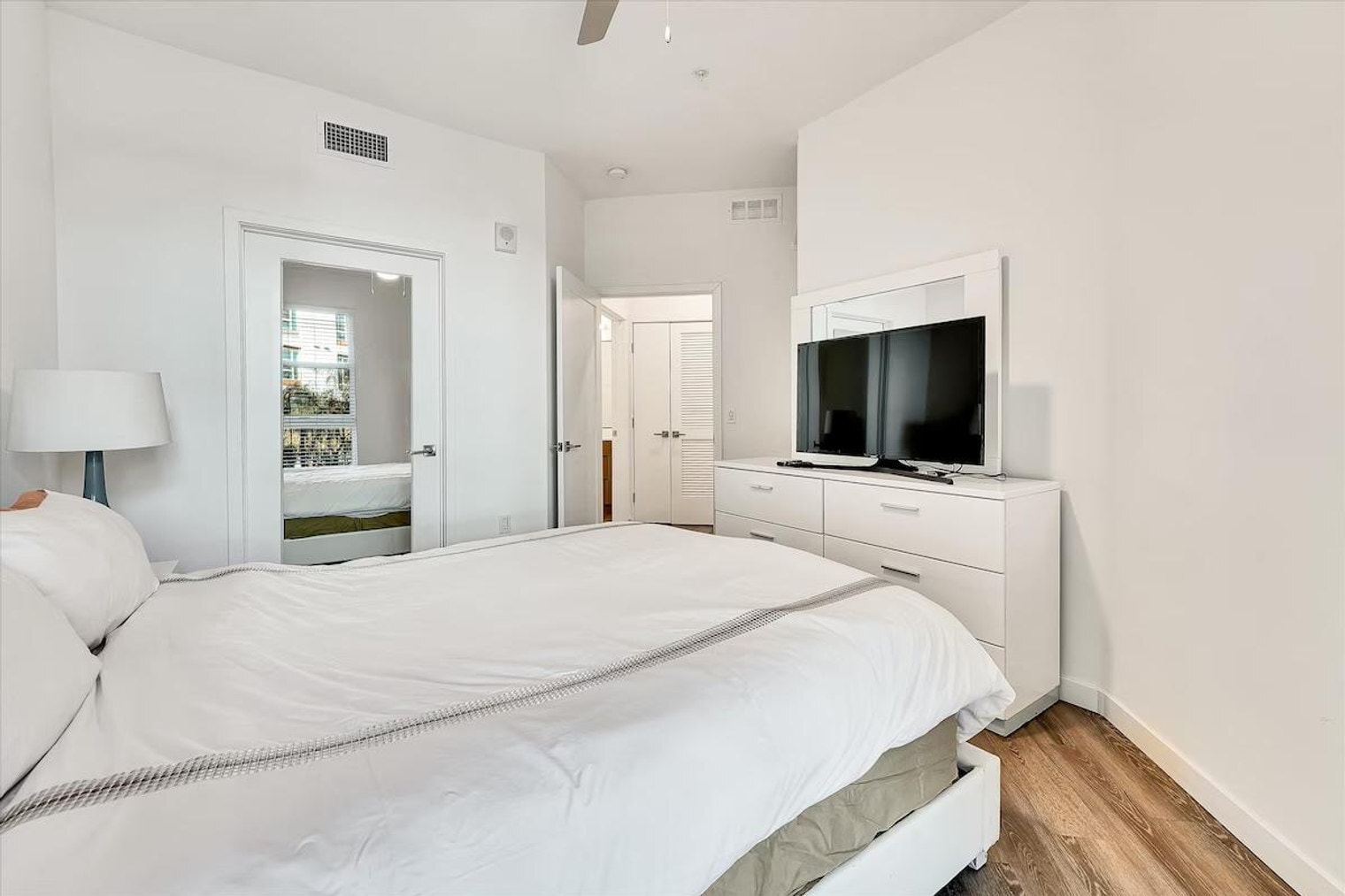 Building Photo - 593 Camino De La Reina