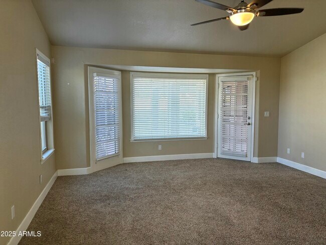 Building Photo - 9411 S Palm Dr