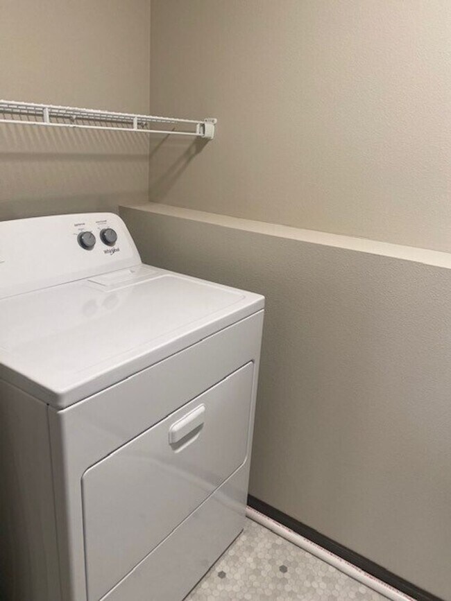 Building Photo - Modern 3 Bedroom Home with Garage & Fenced Yard for Rent!