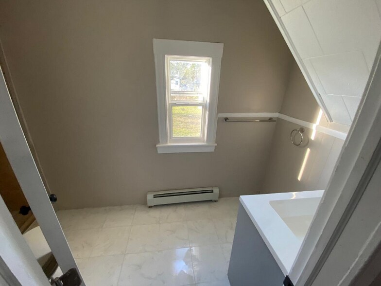 Building Photo - 29 Tracy St