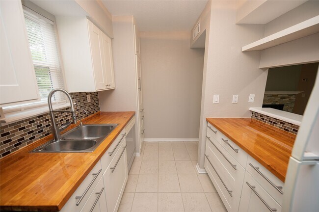 Building Photo - 1880 White Oak Dr