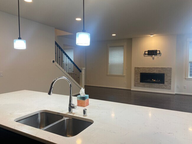 Building Photo - 4 Bedroom Home in the Heart of Sammamish! ...