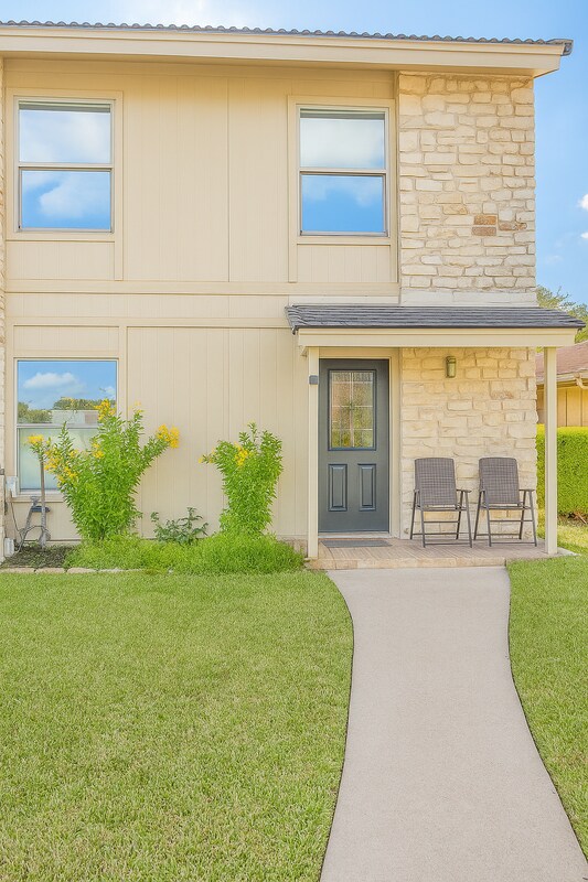 Primary Photo - 300 Lucy Ln