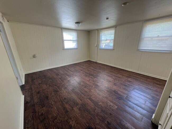 Building Photo - Charming 3-bedroom, 1.5-bath home in Dayton