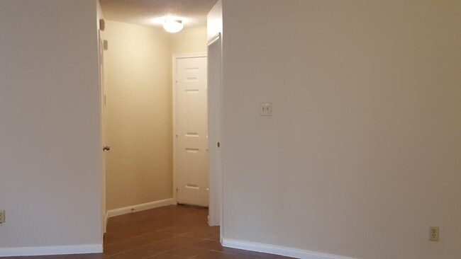 Building Photo - 2102 Rolling Glen Dr