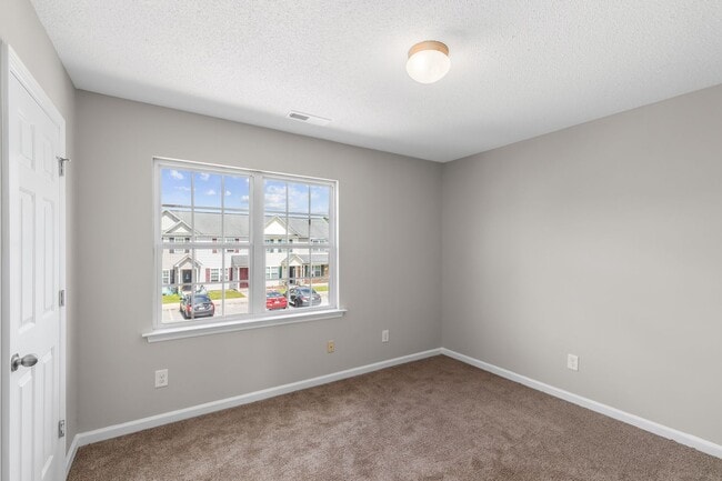 Building Photo - Charming 2-Bedroom 2.5-Bathroom Townhouse with Fenced Yard