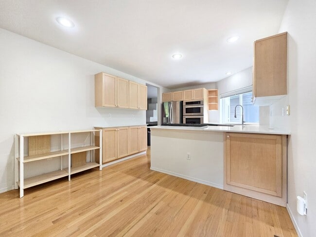 Building Photo - Spacious 3-Bed, 3-Bath Home with Lower Level Bedrooms, Patio, and Garage Near Factoria Mall & Dow...