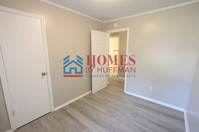 Building Photo - Three Bedroom House  | Attached Garage
